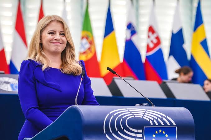 „Zuzana Čaputová sa vracia na politickú scénu, oznamuje novú prezidentskú kandidatúru, ktorá vyvoláva otázky, podnecuje diskusiu a naznačuje hlbšie dôvody jej rozhodnutia opäť kandidovať“