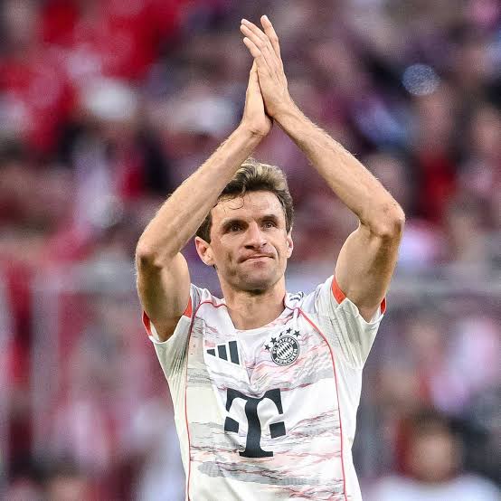 Ich komme zurück: Die Legende von Bayern München hat sich entschieden, zu seinem Klub zurückzukehren, und verspricht, niemals wieder zu gehen. Fans und Spieler von Bayern München feiern die Rückkehr ihres Idols.