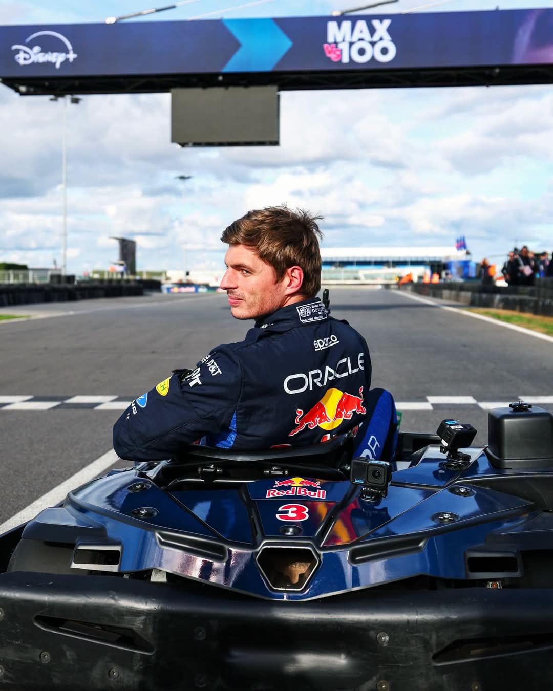 📰 BREAKING NEWS MAX VERSTAPPEN TURNS HEADS AS RED BULL STAR TAKES TO THE TRACK IN STYLE